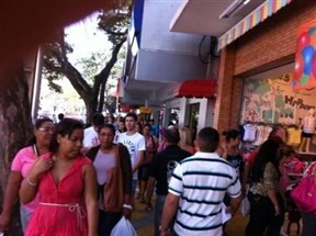 Comércio de rua está movimentado em Maringá na véspera do Dia dos Pais